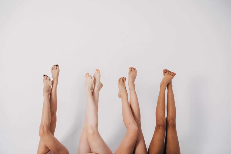 Jambes de 4 femmes épilés, tendues vers le haut